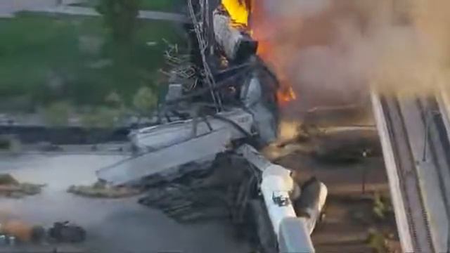 Сошедший с рельсов поезд загорелся и частично обрушил мост смотреть онлайн