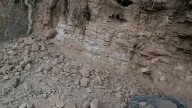 Интереснейшее видео про глину "Корешок" на месте добычи. Много описания,пробы,хруста и копки глины. смотреть онлайн