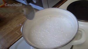 Чистим эмалированную кастрюлю от пригоревшей каши.