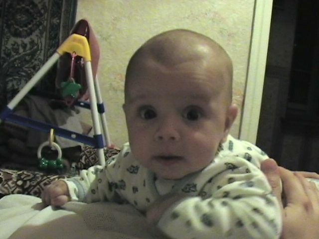 Никита на Совхозе, пытается встать, поёт песни - 10.10.2004