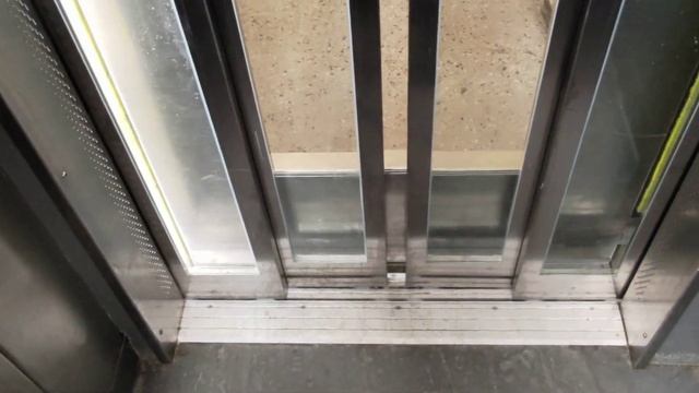 Sweden, Stockholm Central Station, 2X escalator, 1X elevator смотреть онлайн