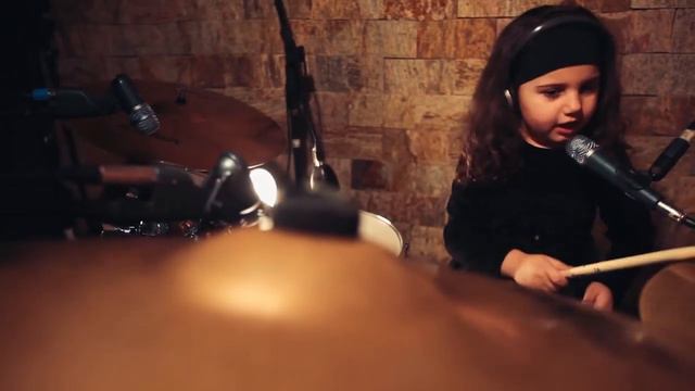 Eduarda Henklein (4 years old) - COVER Nikka Costa - On My Own смотреть онлайн