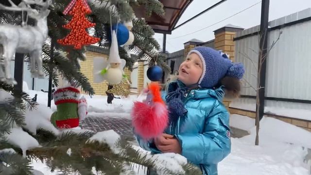 ВиВи наряжает ёлку, лепит снеговика, играет в снежки смотреть онлайн