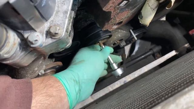 Keilrippenriemen und Umlenkrollen erneuern Vito W639 OM642 Mercedes смотреть онлайн