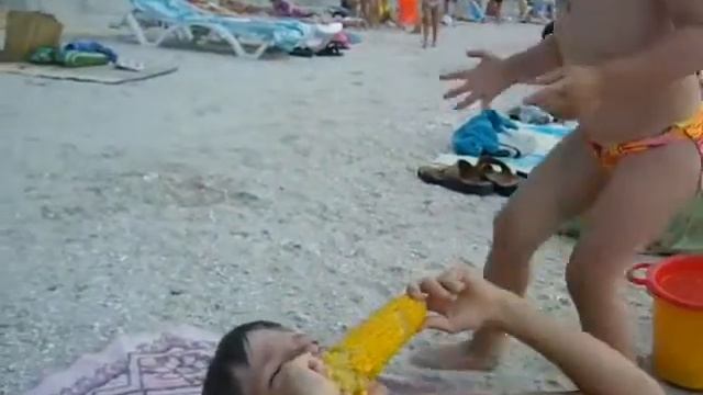 Дети едят кукурузу. Вкусная кукуруза