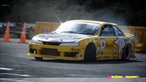 Дрифт на гоночных машинах.