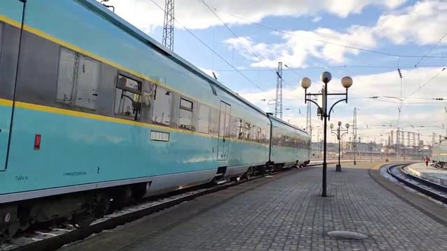 Дизель поезд ДПКр2-001 рейсом Черновцы-Львов ✓702 прибывает на станцию Львов смотреть онлайн