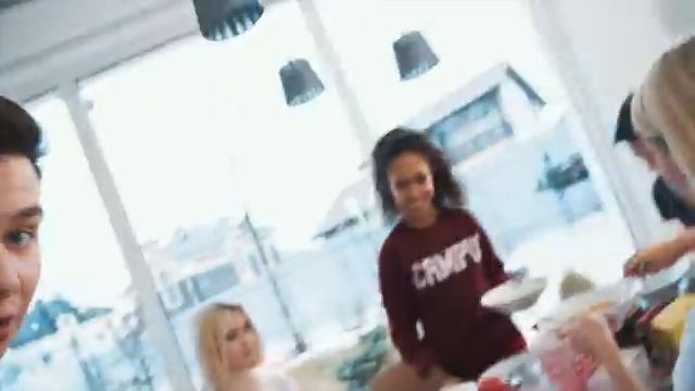 ВЫГНАЛ ДРУГА ИЗ ДОМА! смотреть онлайн