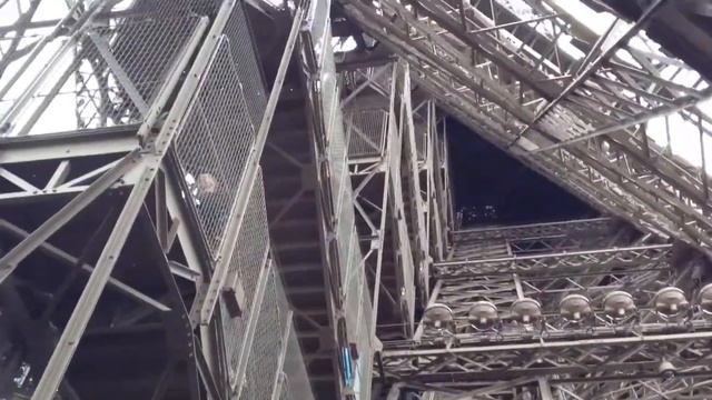 Прогулка у Эйфелевой башни смотреть онлайн