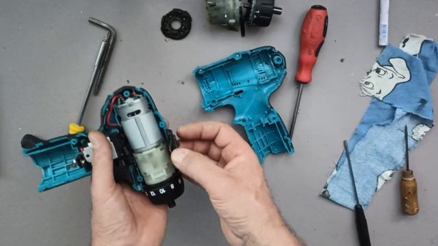 Замена редуктора шуруповёрта Makita смотреть онлайн