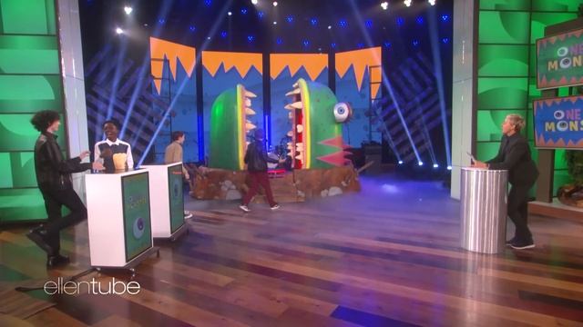 'Stranger Things' Stars Play 'One-Eyed Monster' смотреть онлайн