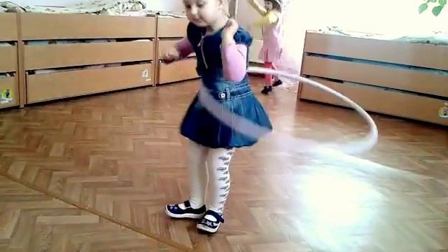 Учимся крутить обруч в детском саду.