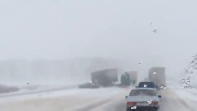 В Башкирии фура перекрыла проезд смотреть онлайн