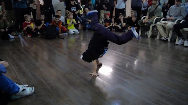 до 9 лет bboy Динозавр vs FastFoot - "ALL OPTION" break dance battle смотреть онлайн