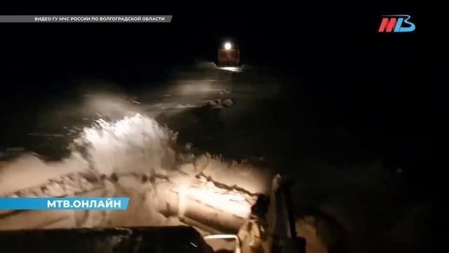 Жителям Волгоградской области помогают выбраться из снежного плена