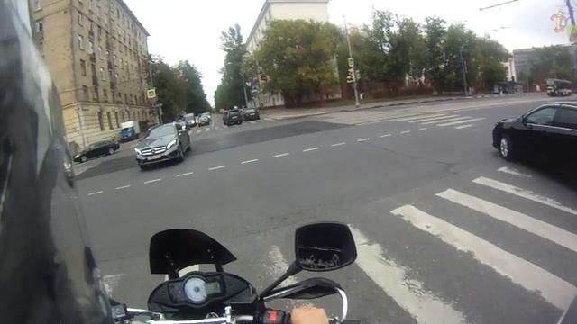 Кто так ездит? Сложил зеркало о мотоцикл. смотреть онлайн