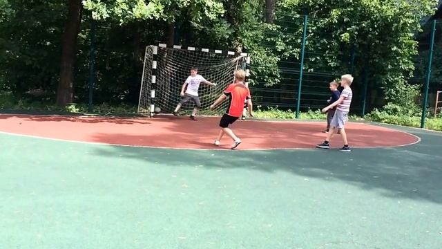 Вот и почему вратари не могут ловить мячи!! смотреть онлайн