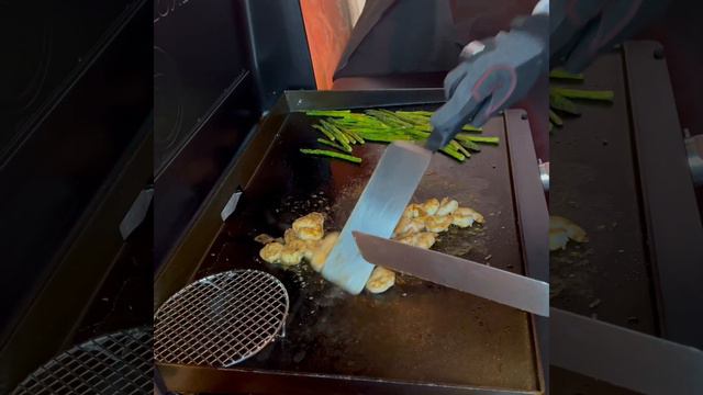 Steak, Shrimp & Asparagus on the Griddle смотреть онлайн
