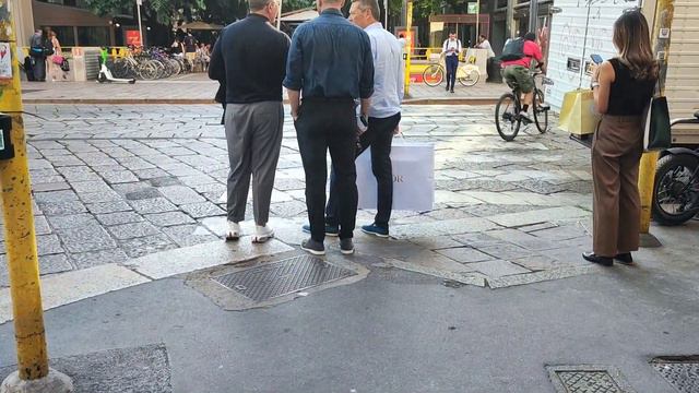 SUMMER OUTFITS IDEAS| Street Style in MILAN, ITALY 🇮🇹 #vogue #ellemagazine #italylife смотреть онлайн