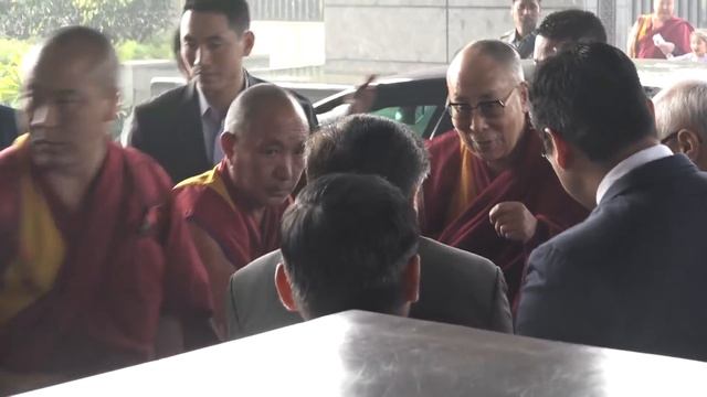 Далай-лама прибыл на Учения для буддистов России смотреть онлайн