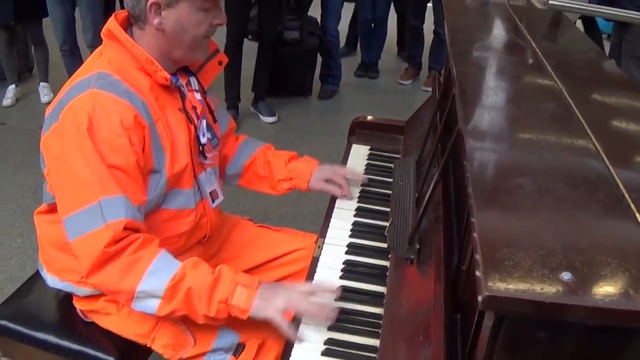 ОБЫЧНЫЙ ТРУДЯГА НА ВОКЗАЛЕ ► ОБЫГРАЛ НА ПИАНИНО ЗНАМЕНИТЫХ МУЗЫКАНТОВ