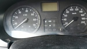 не заводится рено логан. не горит чек. в чем проблемма.