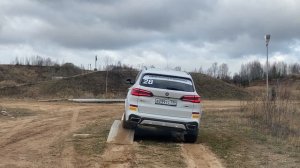 Тест на геометрическую проходимость BMW X5 G05. Школа вождения BMW (BMW Drive Experience)