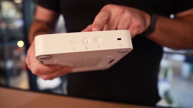 Logitech RoomMate Unboxing смотреть онлайн