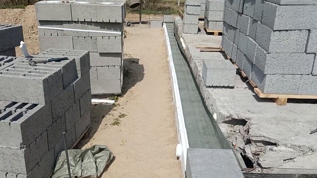 Всë ещё подготовка к кладке первого ряда керамзитоблоков. смотреть онлайн