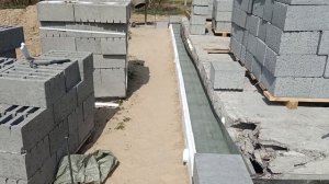 Всë ещё подготовка к кладке первого ряда керамзитоблоков.