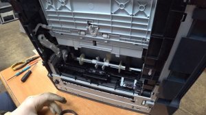 #166 HP Color LaserJet CP2025 - НЕ БЕРЕТ БУМАГУ - ЗАМЯТИЕ | Замена ролика захвата через СЕРВИС МЕНЮ