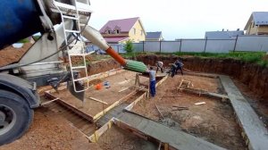 Выгрузка бетона в опалубку.9 кубов на фундамент.работа на автобетоносмесителе миксере