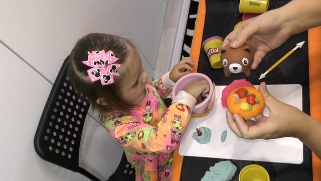 Как слепить мебель из пластилина плей До? Играем с игрушками мимимишкой и киндер сюрпризами смотреть онлайн