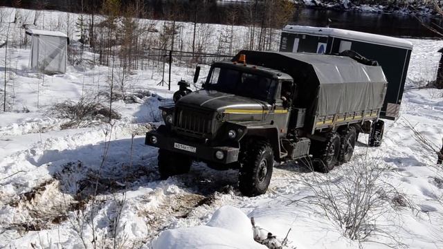 Видео Вездеход - Урал не может заехать на крутую гору смотреть онлайн