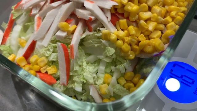 Майонезный салат с Пекинской капустой, крабовыми палочками и кукурузой. Салат на Новогодний Стол смотреть онлайн