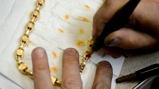 Нательный золотой крест с деревом Эбен и образом иконы Спас Нерукотворный на золотой цепочке 193 гр смотреть онлайн