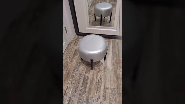 Пуфик для прихожей, серебро, чёрные ножки 34х34