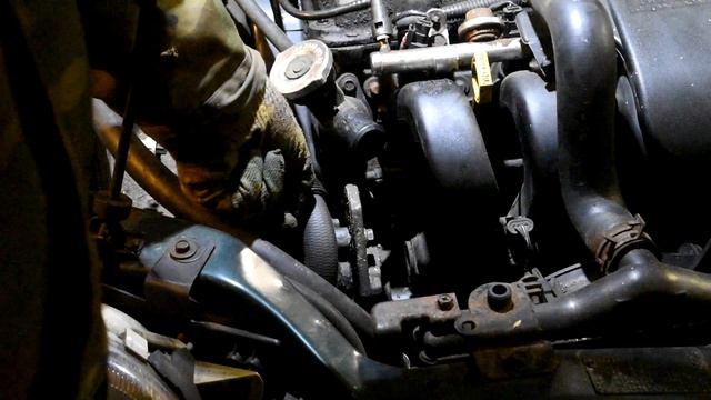 Замена ремня ГУРа за 1 минуту - Chrysler/Dodge 2.0 SOHC смотреть онлайн