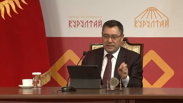Садыр Жапаров Элдик Курултайда көтөрүлгөн маселелерге комментарий берди смотреть онлайн