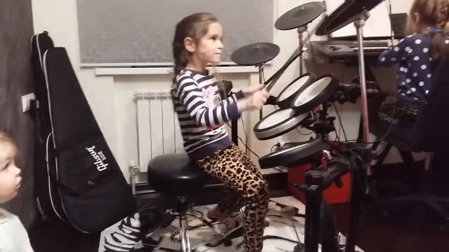 Дети играют на барабанах смотреть онлайн