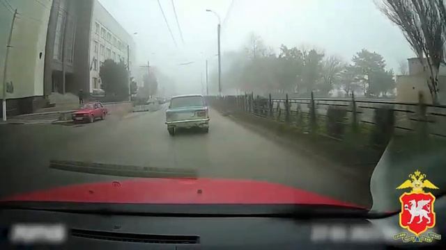 Сотрудник ДПС задержал подозреваемого в угоне автомобиля в Керчи смотреть онлайн