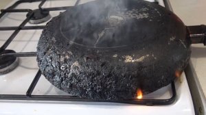 Стрёмный, но эффективный способ!!! Как очистить сковороду, казан от ЛЮБОГО нагара и жира
