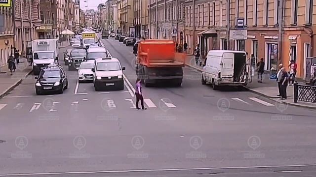 ??Женщина-светофор, регулировала, да не вырегулировала. Перекрёсток Литейного пр и ул Некрасова смотреть онлайн