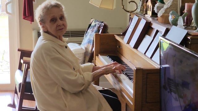 Dropping in on a Sunday for lunch with my mother Grace, found her playing the piano. смотреть онлайн