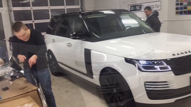 New Range Rover Vouge SE - тонировка, оклейка крыши в черный глянец смотреть онлайн