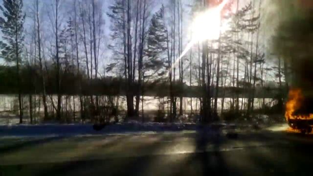 Машина горит на обочине.