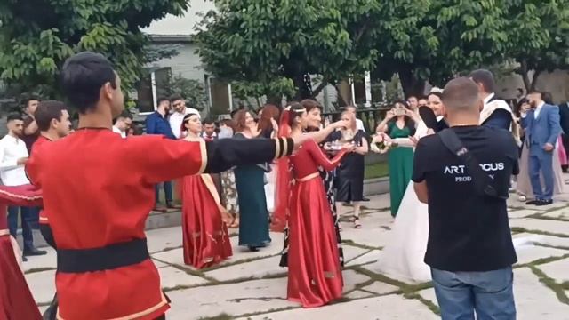 В Армении свекровь встречает невестку и сына, накинув им на плечи лаваш и накормив медом! смотреть онлайн
