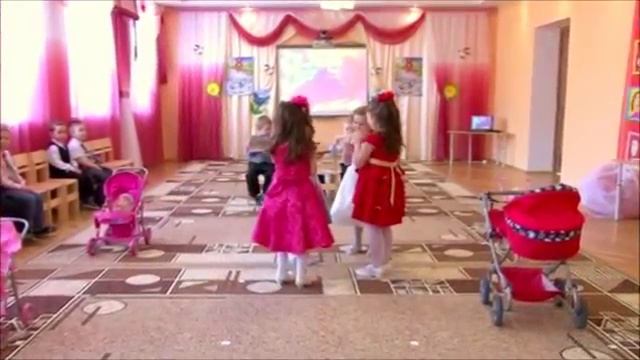 _Танец с колясками_ на 8 марта (ср.гр.).mp4 смотреть онлайн