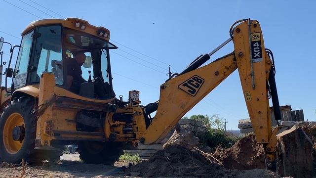 Как JCB 4 CX задним ковшом пень вырвал смотреть онлайн