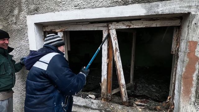 Ломаем и крушим оконные рамы! Показываю, как делали демонтаж старых окон с помощью монтировки. смотреть онлайн
